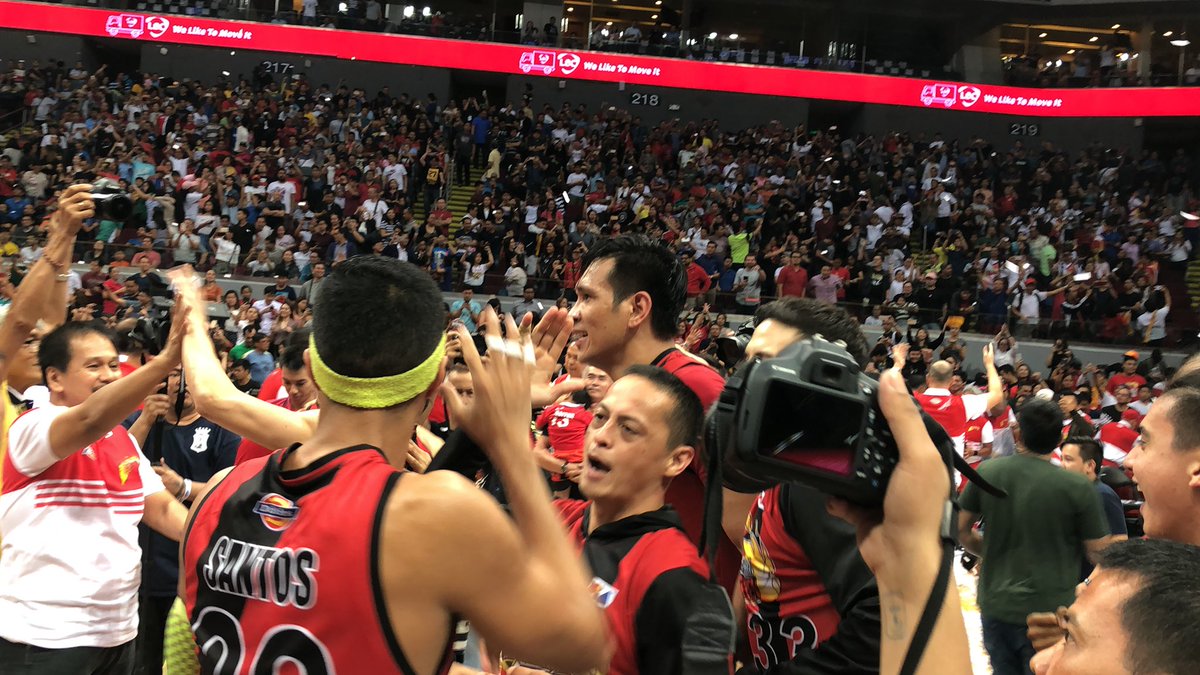 pbaconnect's tweet photo. 2018 PBA Philippine Cup CHAMPS, 4-PEAT @TheSMBeermen!
#SMBMakingHistory https://t.co/YPXBrYCVll