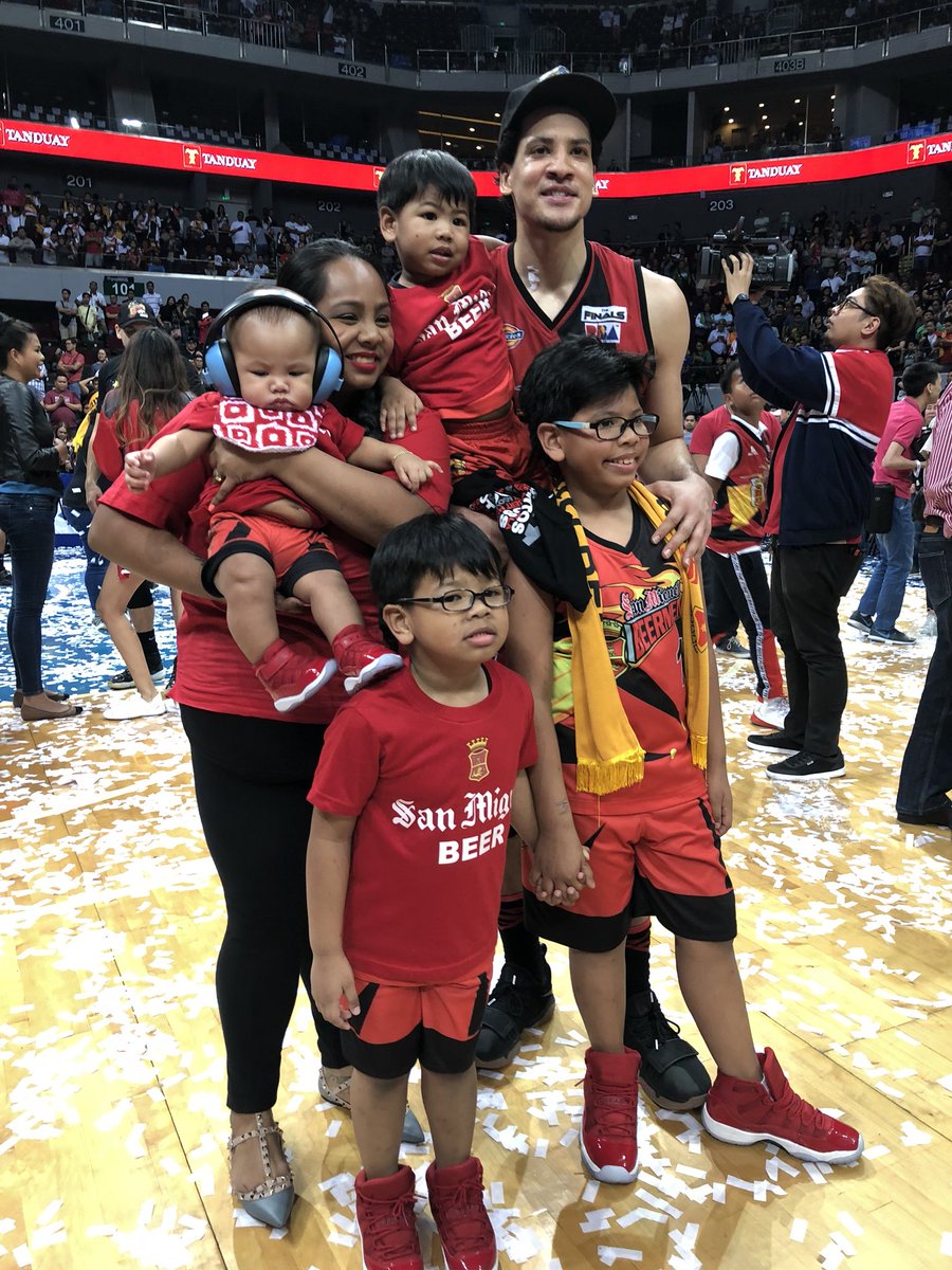 pbaconnect's tweet photo. 2018 PBA Philippine Cup CHAMPS, 4-PEAT @TheSMBeermen!
#SMBMakingHistory https://t.co/YPXBrYCVll