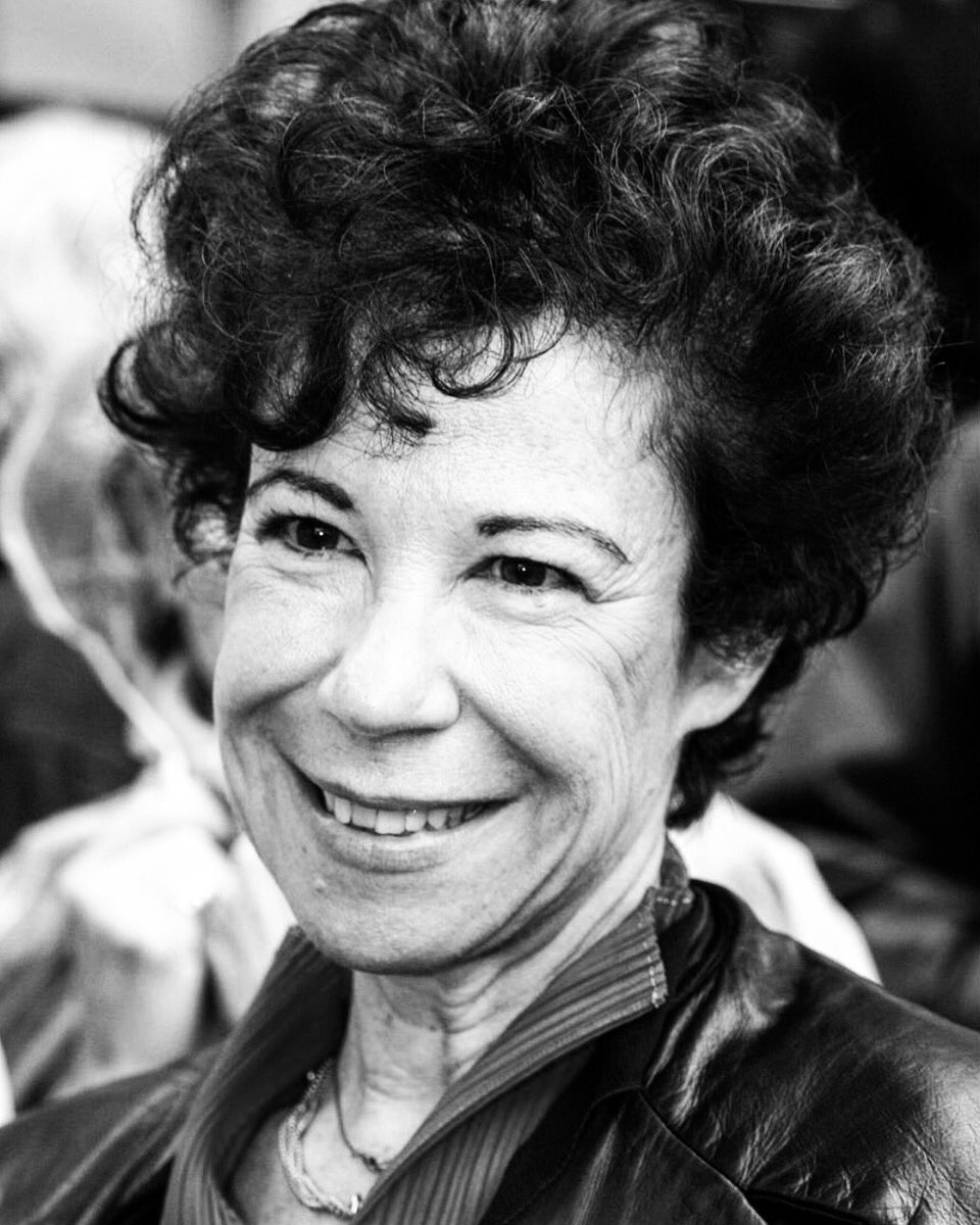 MichaelYoun's tweet photo. Salut Véronique. Ton sourire ns donnait de la force. Et ta force ns donnait du courage. Tu vas ns manquer. Aux Enfoirés. Aux Restos du cœur. Aux millions de gens que tu aidais depuis 30 ans. Et à Marius &amp; Romain surtout. La seule bonne nouvelle, c’est que tu retrouves ton Michel. https://t.co/YQGEWb03dP