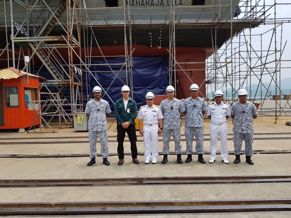 RMN_LCS's tweet photo. Lumut, 6 Apr 18 – Laksamana Muda Shamsuddin bin Hj Ludin, AKS PP membuat lawatan kerja di premis Boustead Naval Shipyard Sdn Bhd Lumut.  Lawatan ini bertujuan bagi meninjau status kemajuan pembinaan kapal-kapal LCS TLDM yang giat dilaksanakan @MINDEF @mykamarul @15to5 @kementah https://t.co/q6Zr1lGoiZ