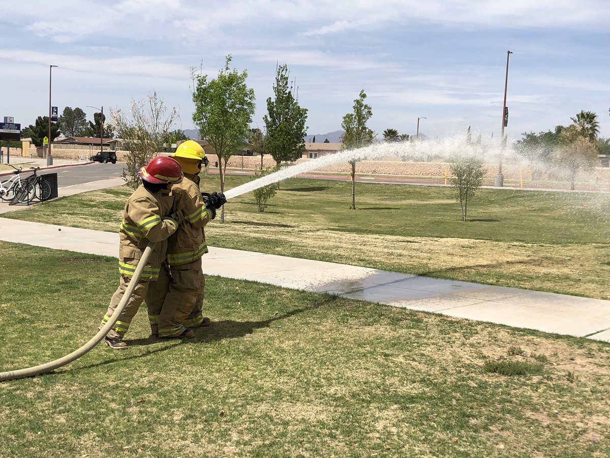 DVHSYISD's tweet image. Fire Tech students testing out the new pumper. #KFOX #WeAreOne #OFOD #ItsWhatWeDo #YISDProud #THEDISTRICT #WeDeliverExcellence #BeOurGuest @ysletaisd @KFOX14