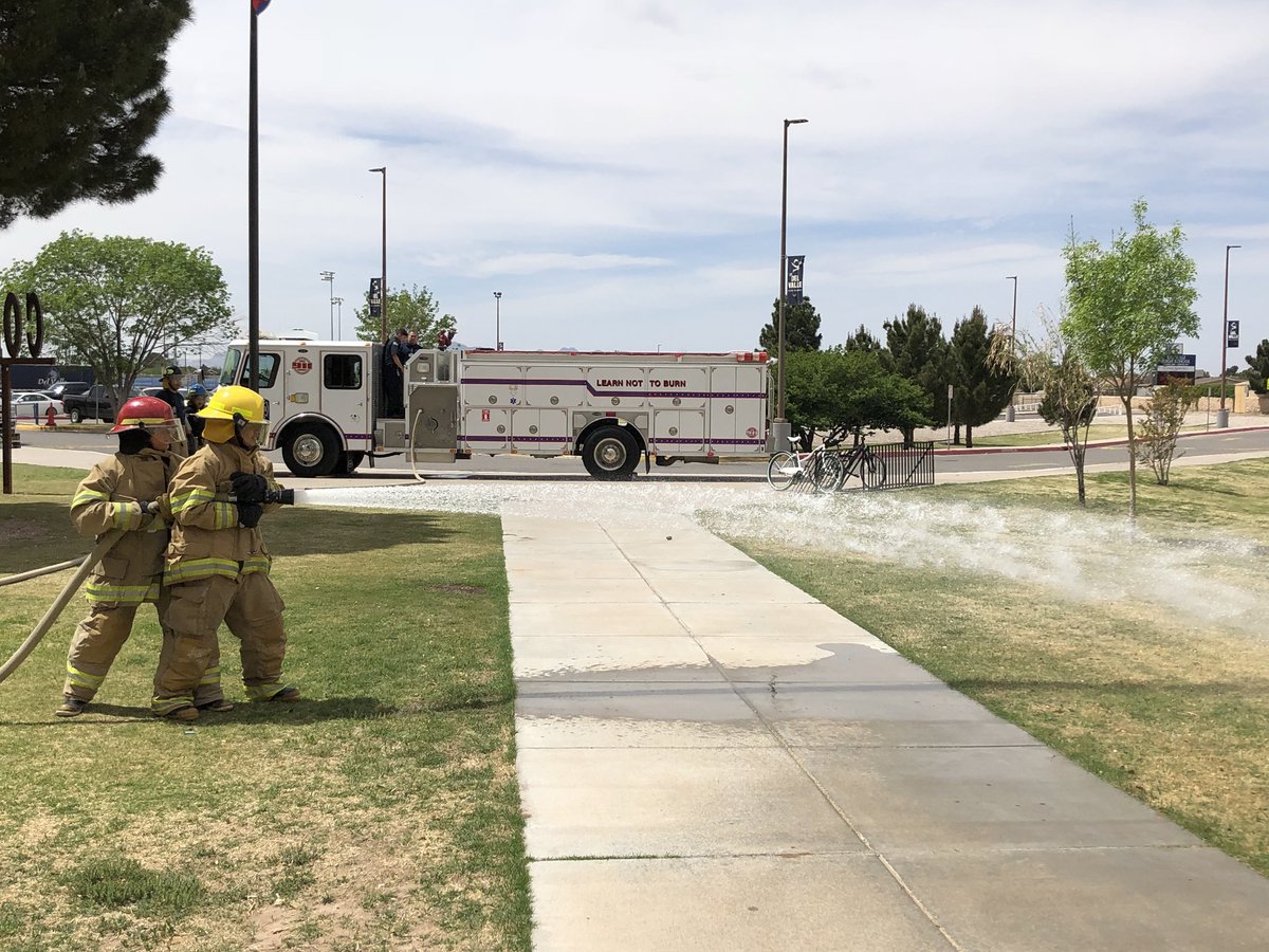 DVHSYISD's tweet image. Fire Tech students testing out the new pumper. #KFOX #WeAreOne #OFOD #ItsWhatWeDo #YISDProud #THEDISTRICT #WeDeliverExcellence #BeOurGuest @ysletaisd @KFOX14