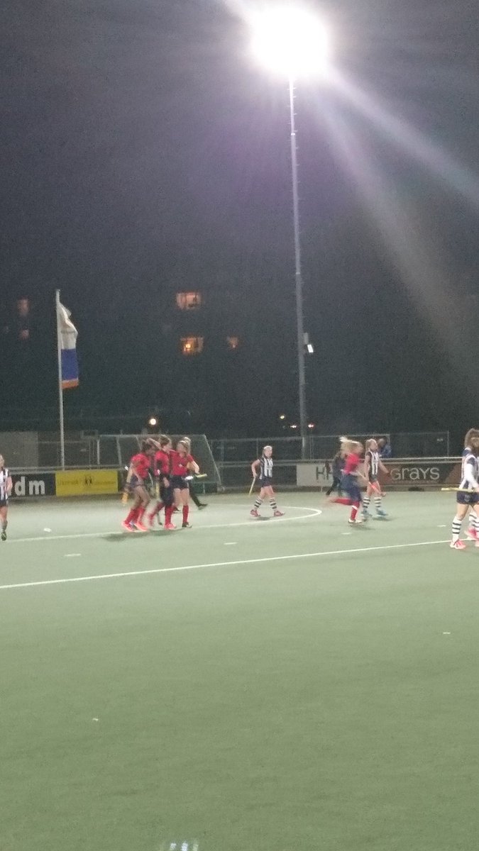 Kerstholt op dreef, ook de 0-2 via een backhand schot. <a href="/Larenmhc/">Laren / LMHC</a> loopt uit tegen <a href="/dames1hdm/">dames1hdm</a> #hkhockey #hkdames #hdmlar