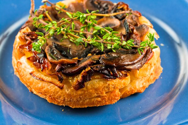 highdiningclub's tweet photo. SUNSET COURSE - Mushroom Garlic Cashew Cream and Leek Tart with an Herb Salad (hemp sprouts, chervil, and chives) dressed in Pot d'huile (strain-specific cannabis-infused EVOO) as garnish. Make your reservations now https://t.co/59POFJKm5Q https://t.co/3e7l8P07qw