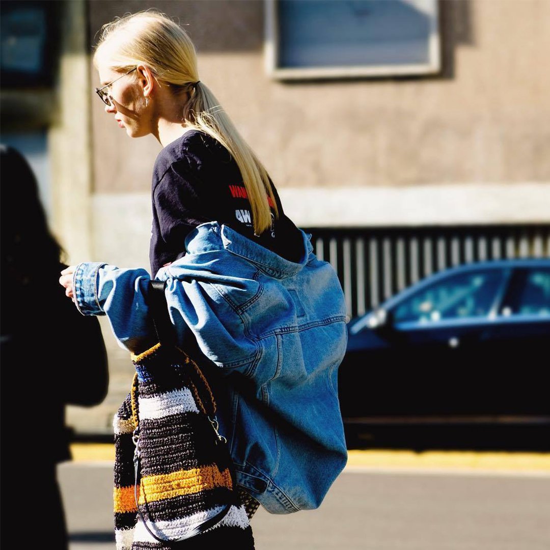 Would you dare match a check to a stripe? We love  #JessieBloemendaal’s subtle contrast of patterns and textures. From denim to wool, she pulls off the perfect casual look. 📷 by #AlessandroMingoia #MBFW #MercedesBenzFashion