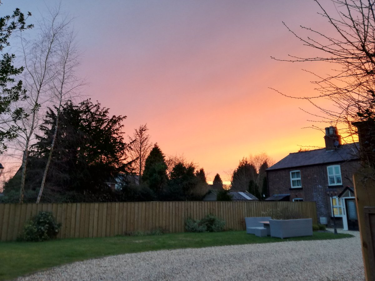 thelaceylondon's tweet photo. When the world reminds you just how beautiful it really is...

#amwriting #AlderleyEdge #Cheshire #Wilmslow https://t.co/Qruw2gUMc6