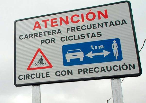 policia's tweet photo. Si en carretera te encuentras #ciclistas🚴‍♂️
➡Deja al menos 1,5m de distancia al adelantar y hazlo a baja velocidad
➡No adelantes si viene un ciclista por el carril contrario
➡Utiliza el intermitente https://t.co/4eiUv22zTf