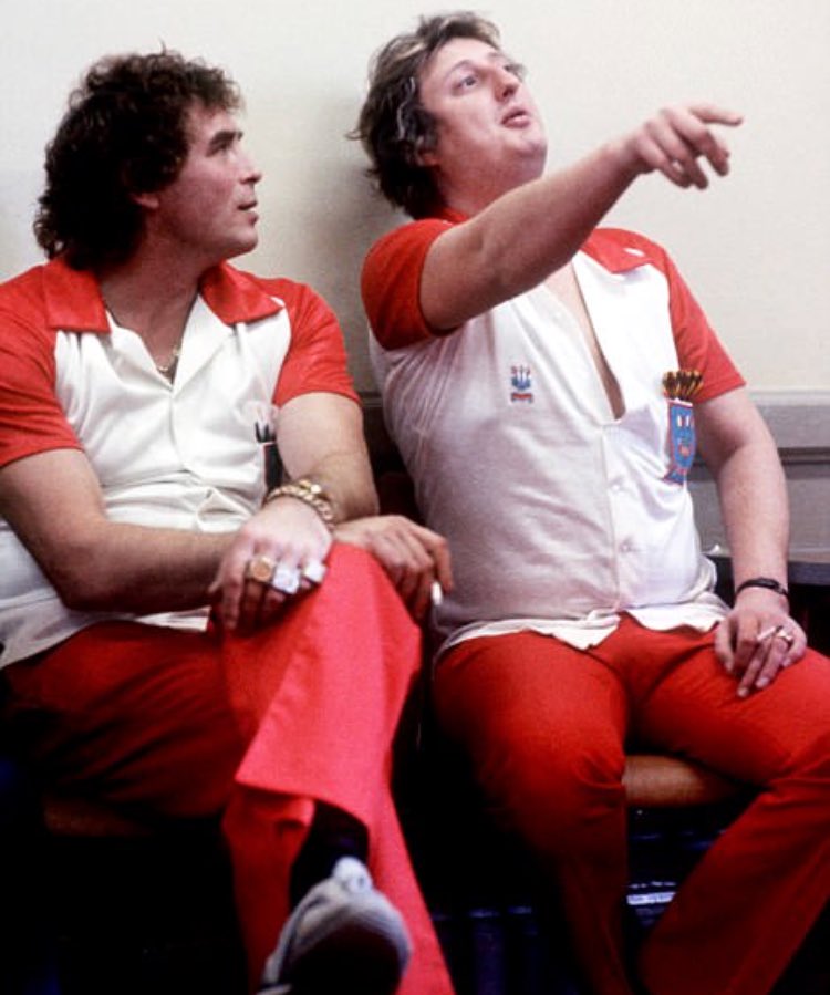 islandwall's tweet photo. Love this photo of @BobbyGeorge180 and Eric Bristow. Legend https://t.co/U6l0oBvj9R