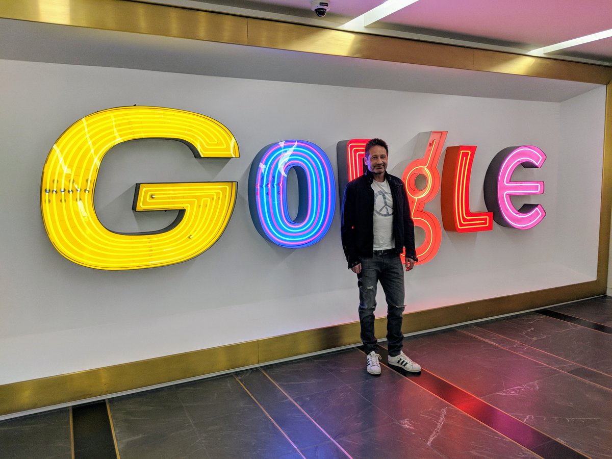 2018/04/05 - David performs and talks about his new album at Google DaH22nuX4AAMfan