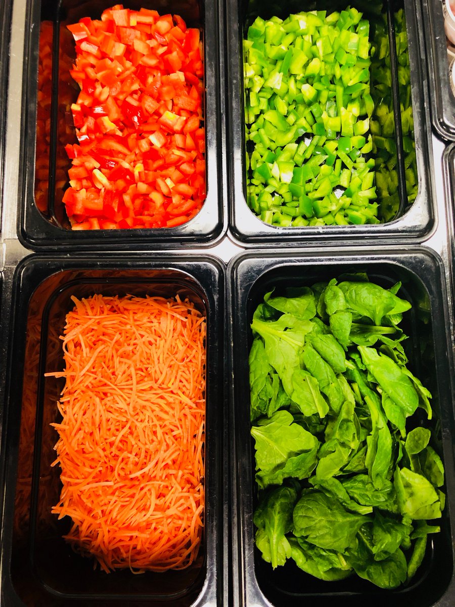 ReynFoodService's tweet photo. What better way for our students to enjoy lunch then with a fresh salad from Livingston Campus.  Look at all those bright colors! #ReynProud https://t.co/Jo5z4Rr7tr