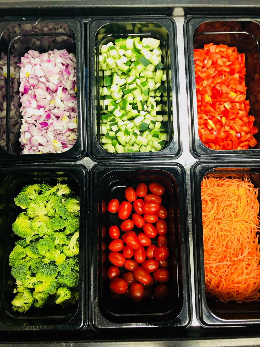 ReynFoodService's tweet photo. What better way for our students to enjoy lunch then with a fresh salad from Livingston Campus.  Look at all those bright colors! #ReynProud https://t.co/Jo5z4Rr7tr