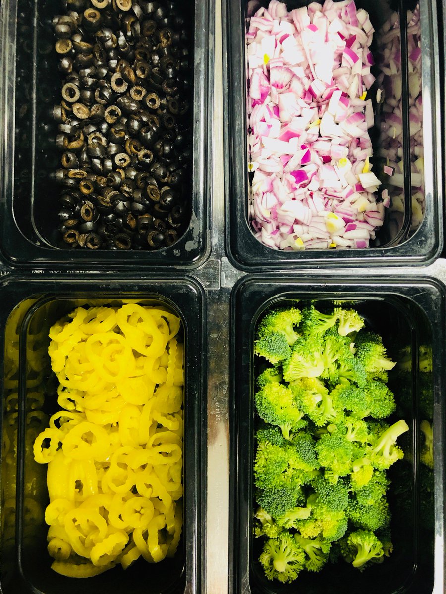 ReynFoodService's tweet photo. What better way for our students to enjoy lunch then with a fresh salad from Livingston Campus.  Look at all those bright colors! #ReynProud https://t.co/Jo5z4Rr7tr