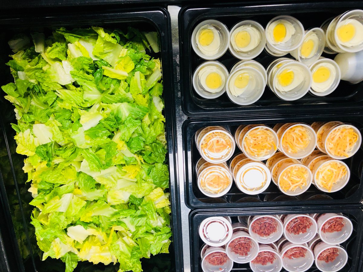 ReynFoodService's tweet photo. What better way for our students to enjoy lunch then with a fresh salad from Livingston Campus.  Look at all those bright colors! #ReynProud https://t.co/Jo5z4Rr7tr