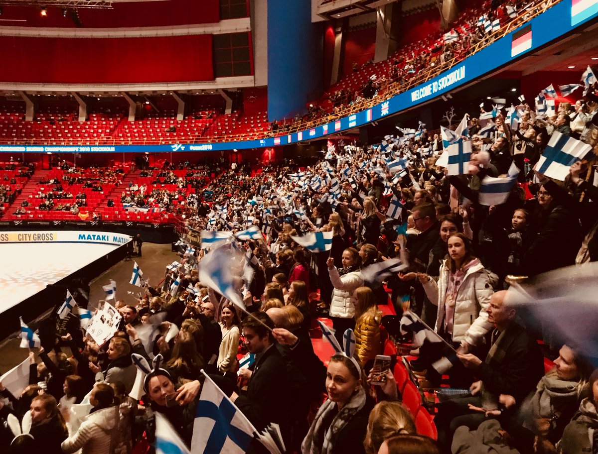 Suomalaiset hoitaa maailmanluokan kannustuksen muodostelmaluistelun MM-kisoissa. #wssc2018 #Synchro