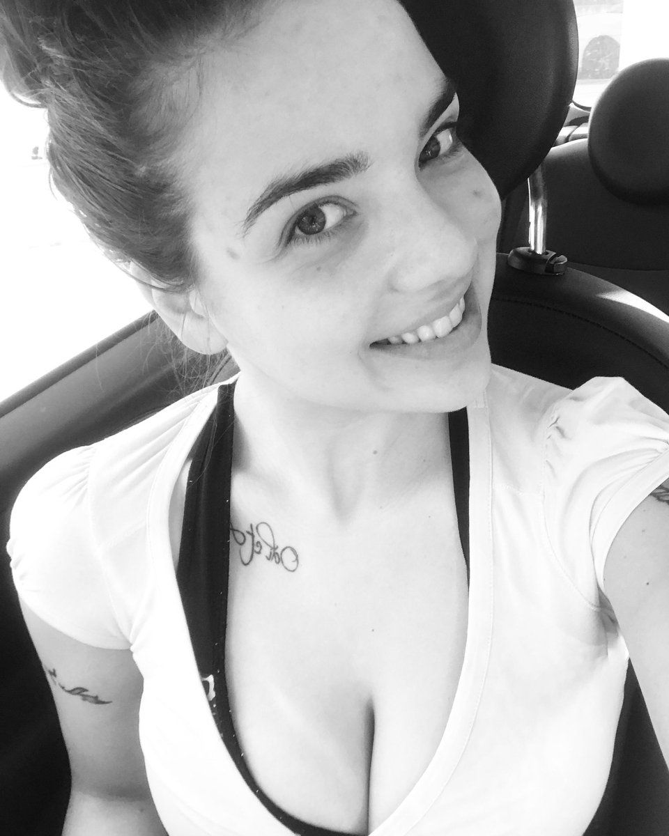 DeniseCicchitti's tweet photo. Il trucco è ormai un optional 🤦🏽♀️ #milkface #nomakeup #disordered #blacknwhite https://t.co/loVnPTWpco