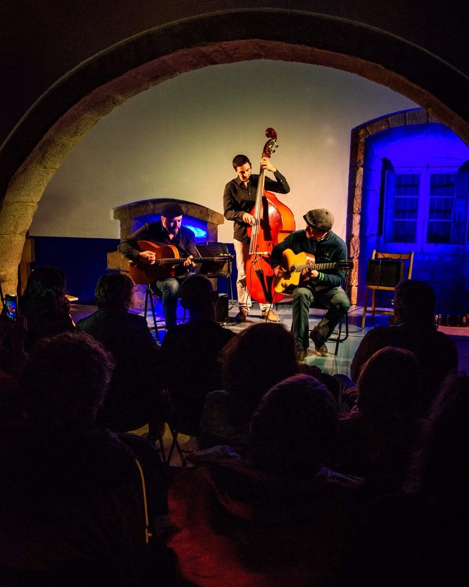 Ahir vam començar el festival amb Biel Ballester Trio a l'Art i Cafe.Després al retiro Le Pink Tzigane van tocar una mica de Jazz Manouche.A continuació a la Guineu,Emmca Project ens van delectar amb la seva passió pel Jazz.I per finalitzar la jornada d'ahir, Adrien Moignard trio