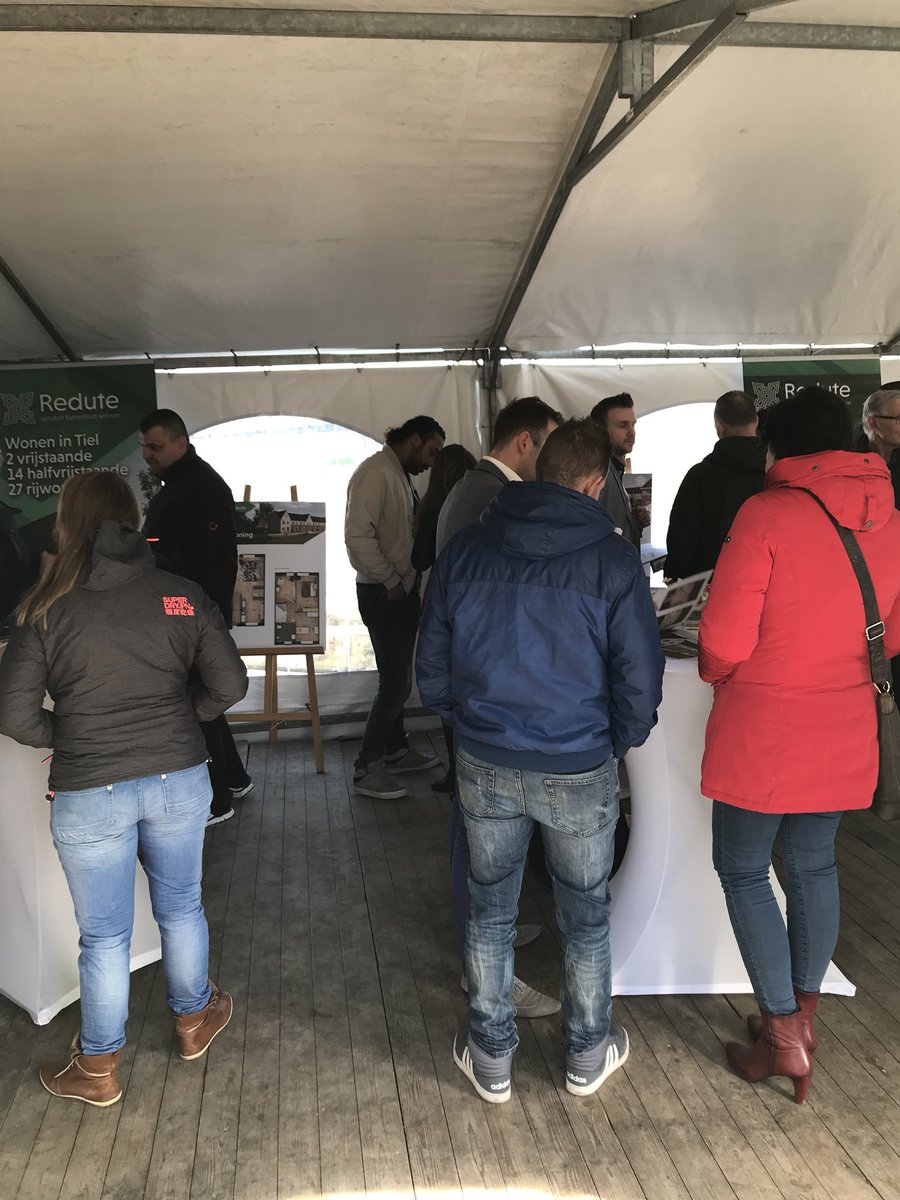 stephen_deWit's tweet photo. Start verkoop #redute is een feit, het is zo druk dat we ook buiten kopers te woord staan. @gemTiel @GroothuisWonen . Morgen nog een laatste kans voor toekomstige kopers. #nieuwbouw https://t.co/L3Df4zIqVX