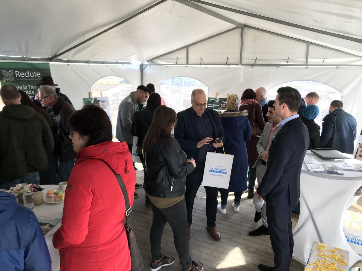 stephen_deWit's tweet photo. Start verkoop #redute is een feit, het is zo druk dat we ook buiten kopers te woord staan. @gemTiel @GroothuisWonen . Morgen nog een laatste kans voor toekomstige kopers. #nieuwbouw https://t.co/L3Df4zIqVX