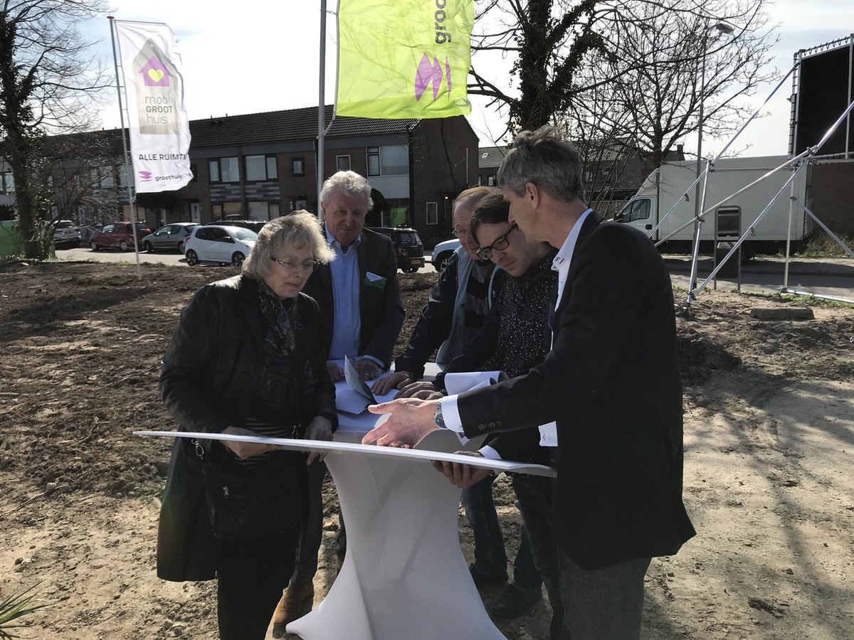 stephen_deWit's tweet photo. Start verkoop #redute is een feit, het is zo druk dat we ook buiten kopers te woord staan. @gemTiel @GroothuisWonen . Morgen nog een laatste kans voor toekomstige kopers. #nieuwbouw https://t.co/L3Df4zIqVX