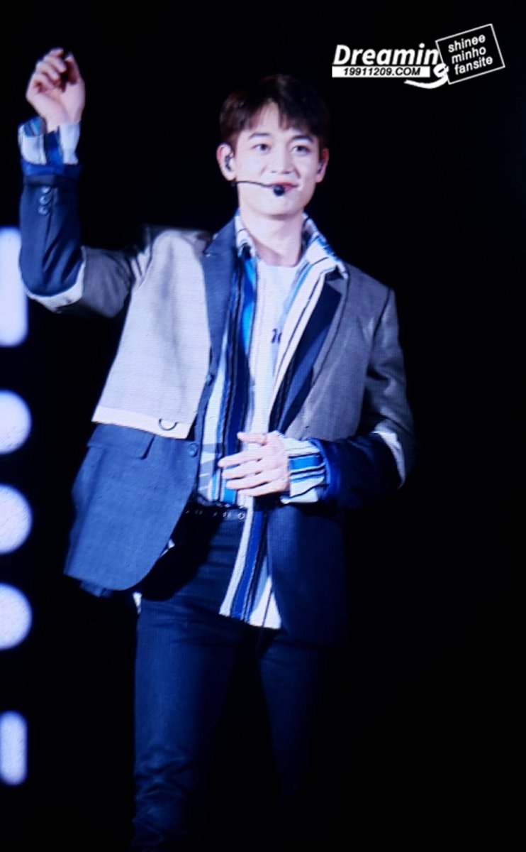 dreaming1209's tweet photo. 180406 smt in dubai 두바이 샤월 야광봉 들어주세요~~ #민호 https://t.co/CjeE3AlmY7