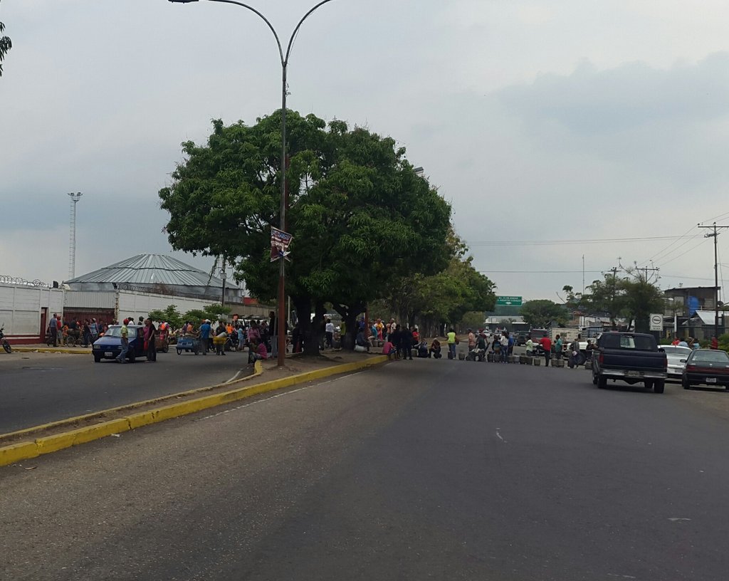 DSDBarinas's tweet photo. Cerrada Av. Cuatricentenaria con Av. Industrial. Frente a VENGAS bloquean con bombonas la via exigiendo suministro de GAS. #06Abr #Barinas
#ReporteDSD https://t.co/lZ32KHS6iU
