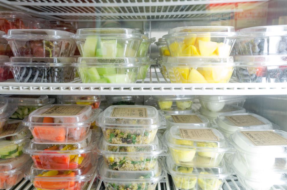 nextjump's tweet photo. At work, we believe in making the healthy choice the easy choice. Our #NxJWellness team advises to eat foods low in sugar and high in protein to increase focus and productivity. Check out our recommended snacks and tips here: https://t.co/VjCvM0Npfx #thisisnxj #nutrition https://t.co/EzdBLMwMX0