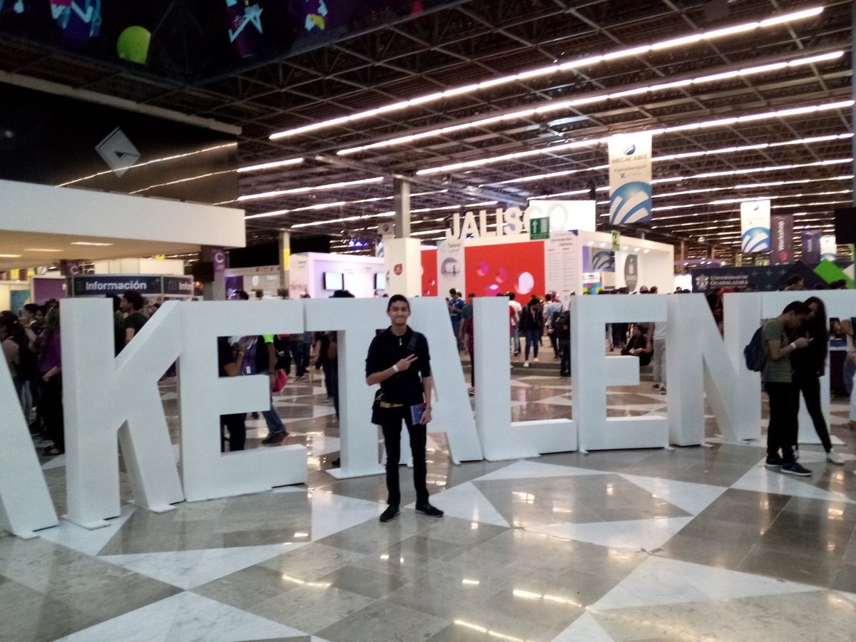hell_eagle's tweet photo. De mis mejores momentos en  #TalentLand fue ver la conferencia @Adobe creative land, y disfrutar de la batalla de robots. Estuvo muy interesante y genial!!!! Nos vemos el siguiente año!!!! #TalentLand2018 👏👏👏👏👏👏🙊💁😎😁😄😄😄 https://t.co/VqqO0CTJ3A