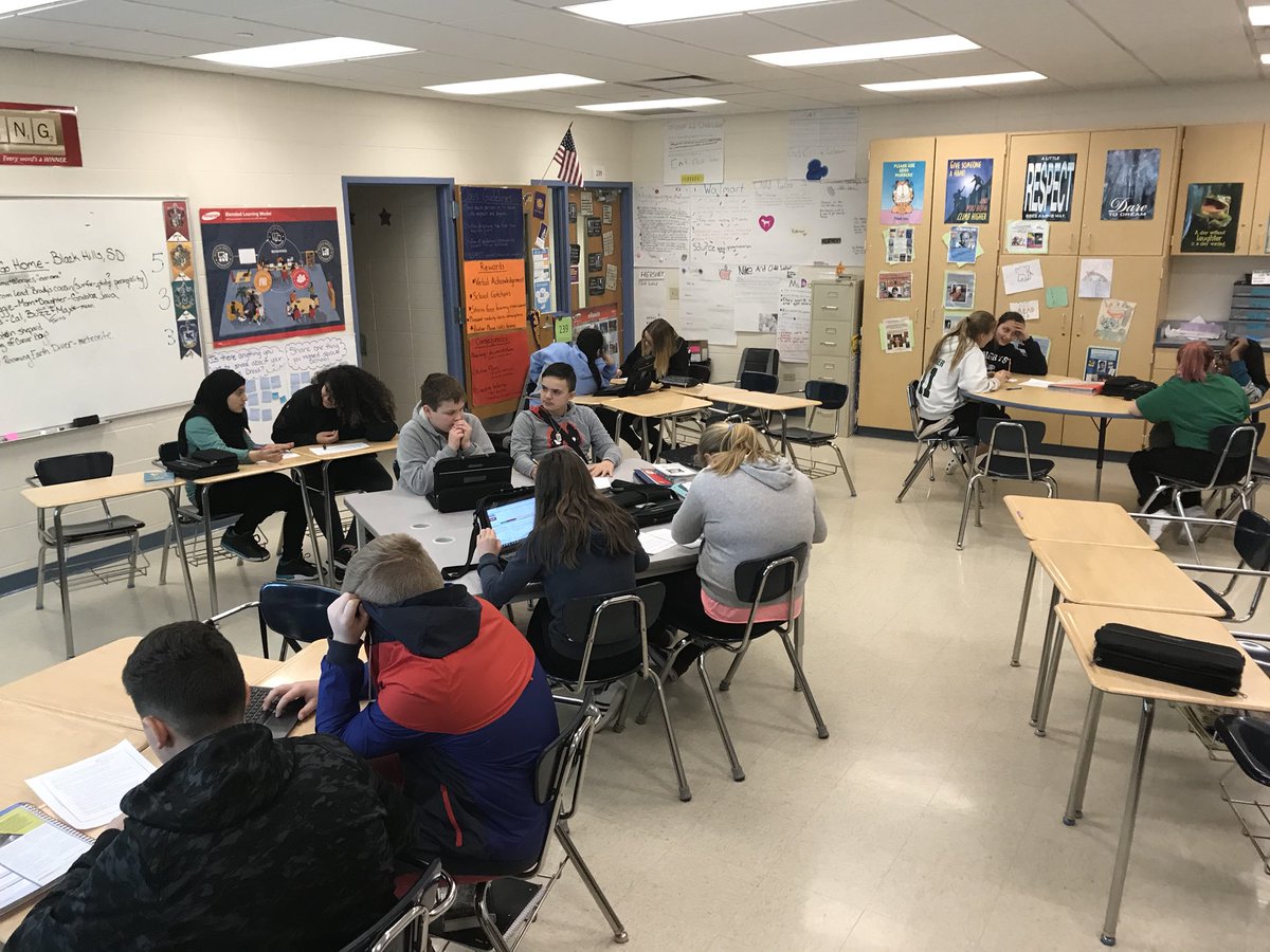 KWaters_WRS's tweet photo. 14 7th graders fully engaged &amp; collaborating with 5 mins left on a Friday afternoon! Working on creating an article for a school newspaper. Hot topic: Should schools ban cell phones? #debatepractice #FactVsOpinion #journalists #simmonslearns #122edchat #read180 #180chat https://t.co/WiZZOmSkBF