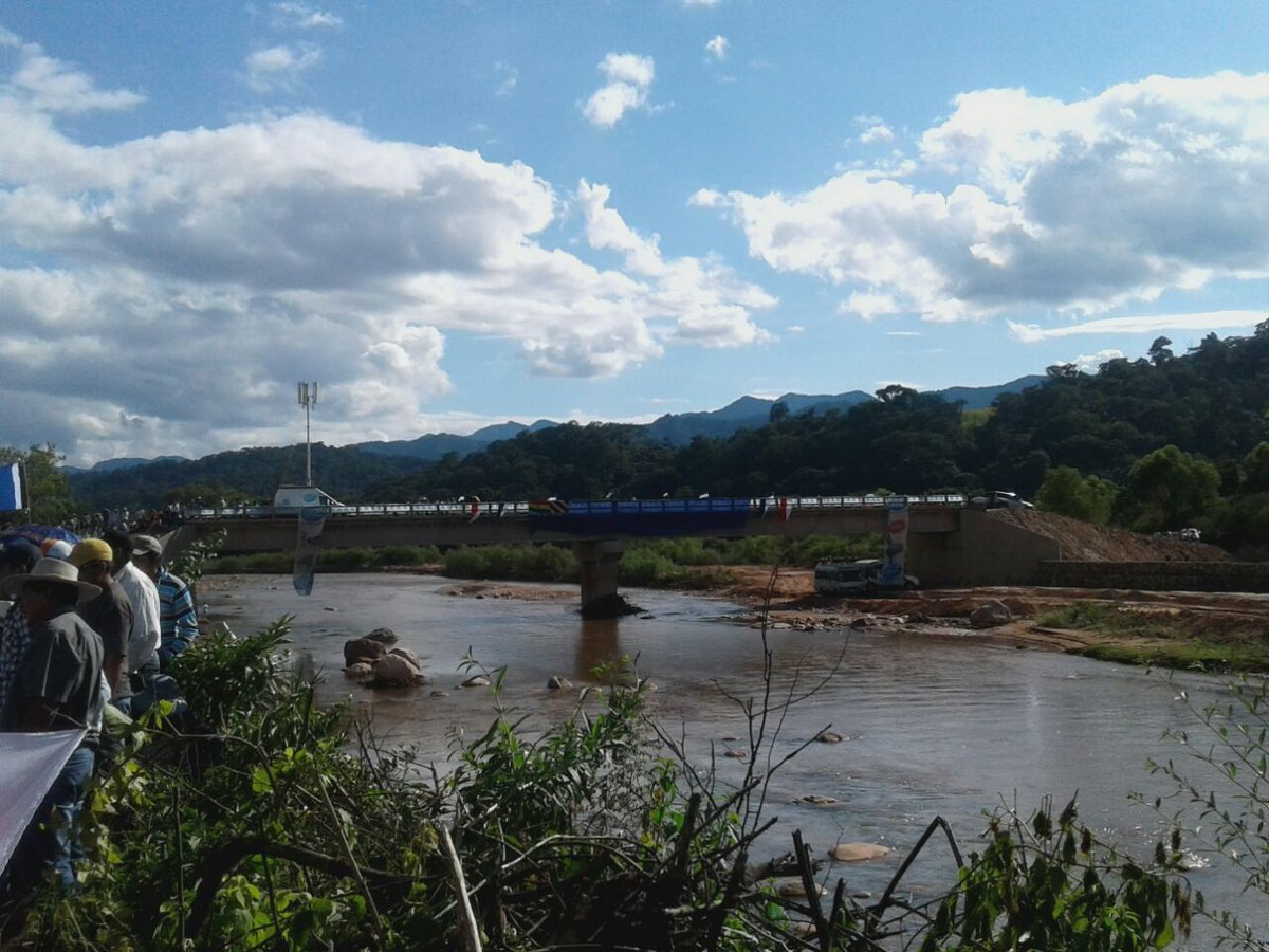 Canal_BoliviaTV's tweet photo. #EnVivo | Pdte. @evoespueblo entrega 4 proyectos de impacto que benefician a 2mil personas de 9 comunidades del Cantón Chiquiacá en el municipio Entre Ríos 1. puente vehicular, 150 viviendas sociales y 4 Radio Bases de Telecomunicaciones Entel. https://t.co/zLej4XLW3K