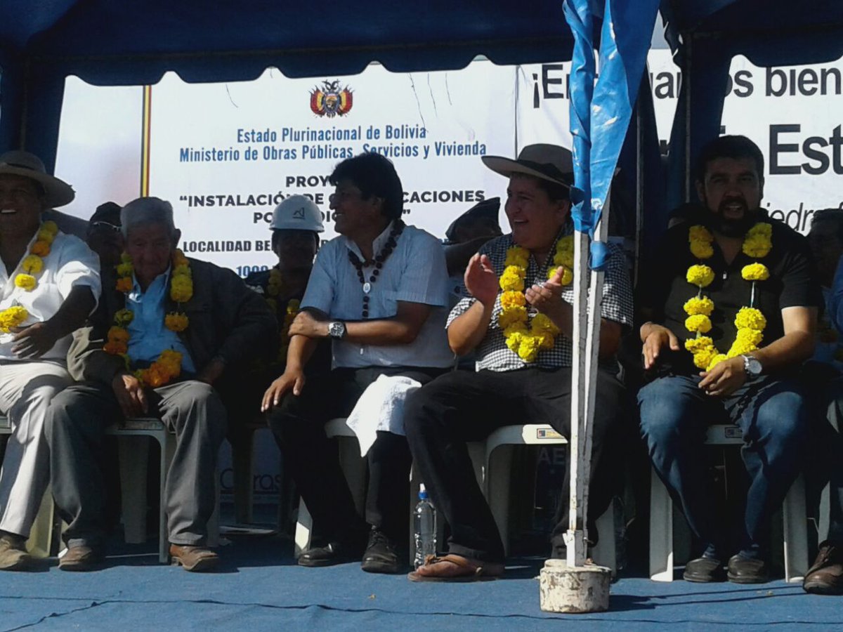 Canal_BoliviaTV's tweet photo. #EnVivo | Pdte. @evoespueblo entrega 4 proyectos de impacto que benefician a 2mil personas de 9 comunidades del Cantón Chiquiacá en el municipio Entre Ríos 1. puente vehicular, 150 viviendas sociales y 4 Radio Bases de Telecomunicaciones Entel. https://t.co/zLej4XLW3K