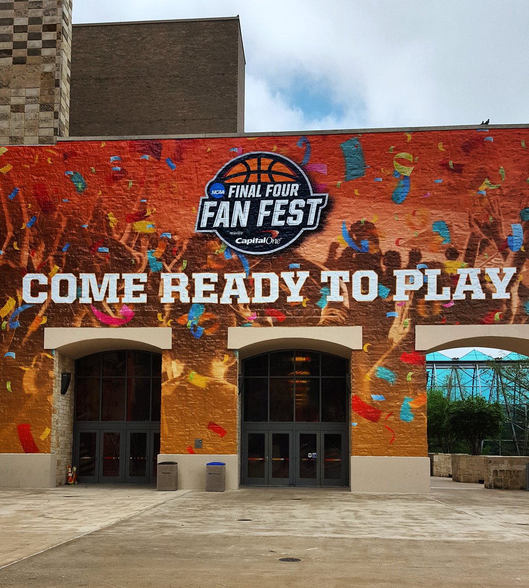 sully2x's tweet photo. #FinalFour weekend in #SanAntonio ... speechless #wetakingover #FinalFourFanFest #MarchMadnessMusicFestival 🏀 https://t.co/rnDzPPfGUO