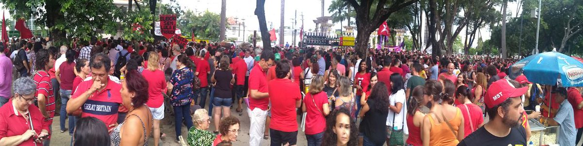 senadorhumberto's tweet photo. Muita gente chegando no ato na Praça de Derby, no Recife. Todos juntos com Lula. #OcupaSaoBernardo #LulaValeALuta https://t.co/fSpKXGimdE