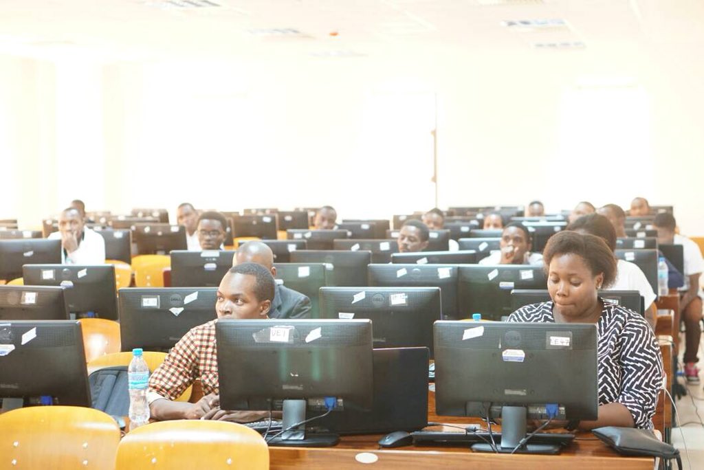 nakadori's tweet photo. Day 3: Unsupervised Learning session by @rhysrose #PytzMLS2018 #IndabaXTanzania @pythontz https://t.co/emWYxtqGju