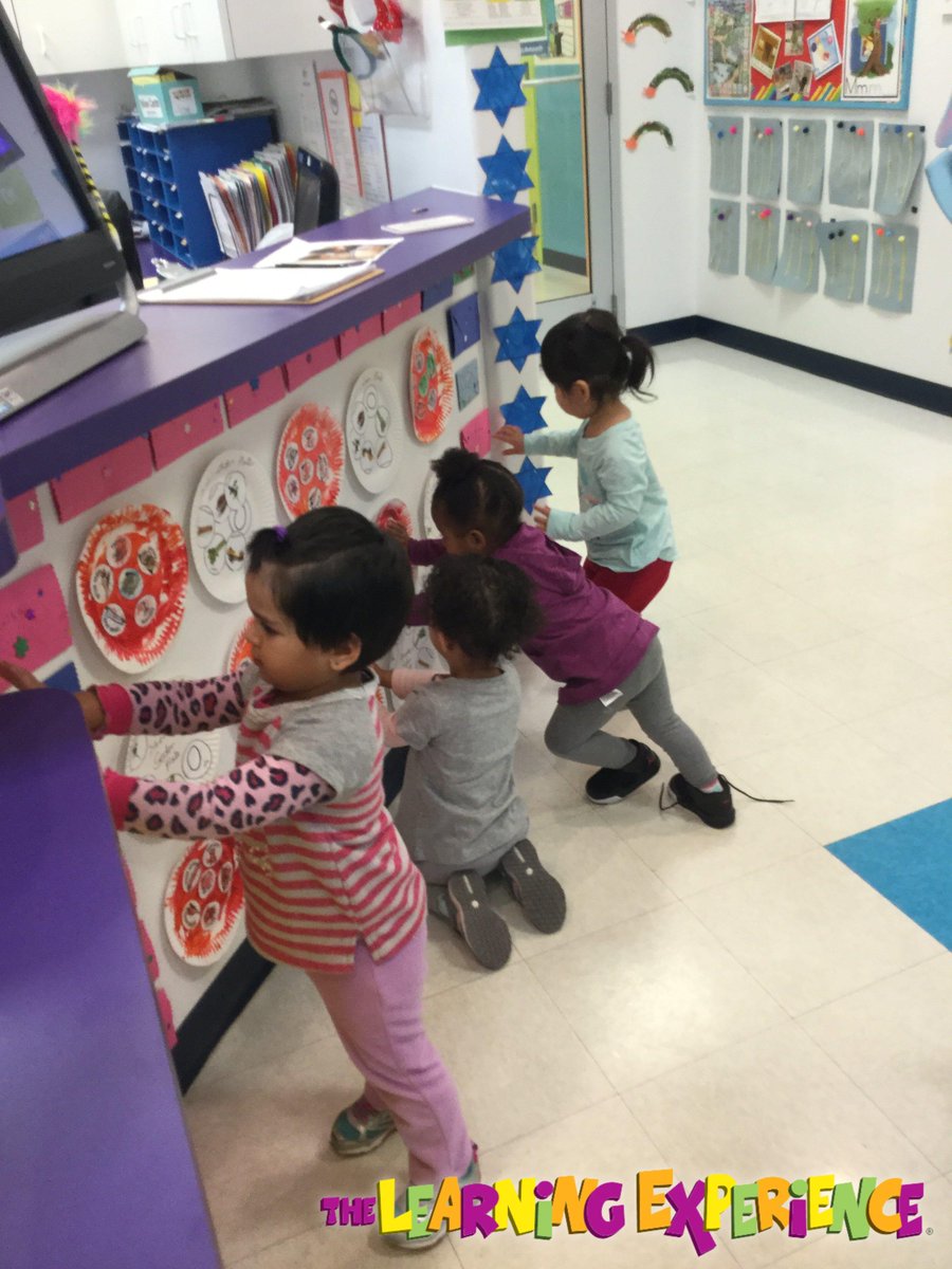 BushraPrinceton's tweet photo. Our Twaddlers busy decorating the wall with Passover craft, this week they are talking about Seder Plates #TLEPrinceton #LearnPlayGrow #Passover2018 https://t.co/nj9pdhDeqE