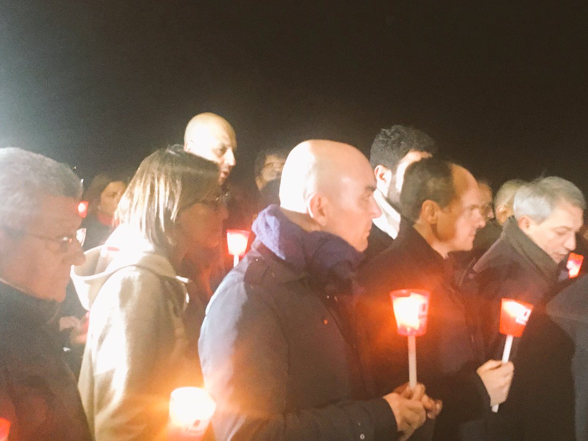 enzabrunobossio's tweet photo. A #Crotone fiaccolata per onorare gli operai morti sul cantiere. Uccisi sotto mezzo metro di sassi. Ma le tragedie possono essere evitate. Istituire subito una commissione di inchiesta su gli infortuni sul #lavoro, per garantire maggiore rispetto delle norme sulla #sicurezza. https://t.co/EtBFbZmRLC