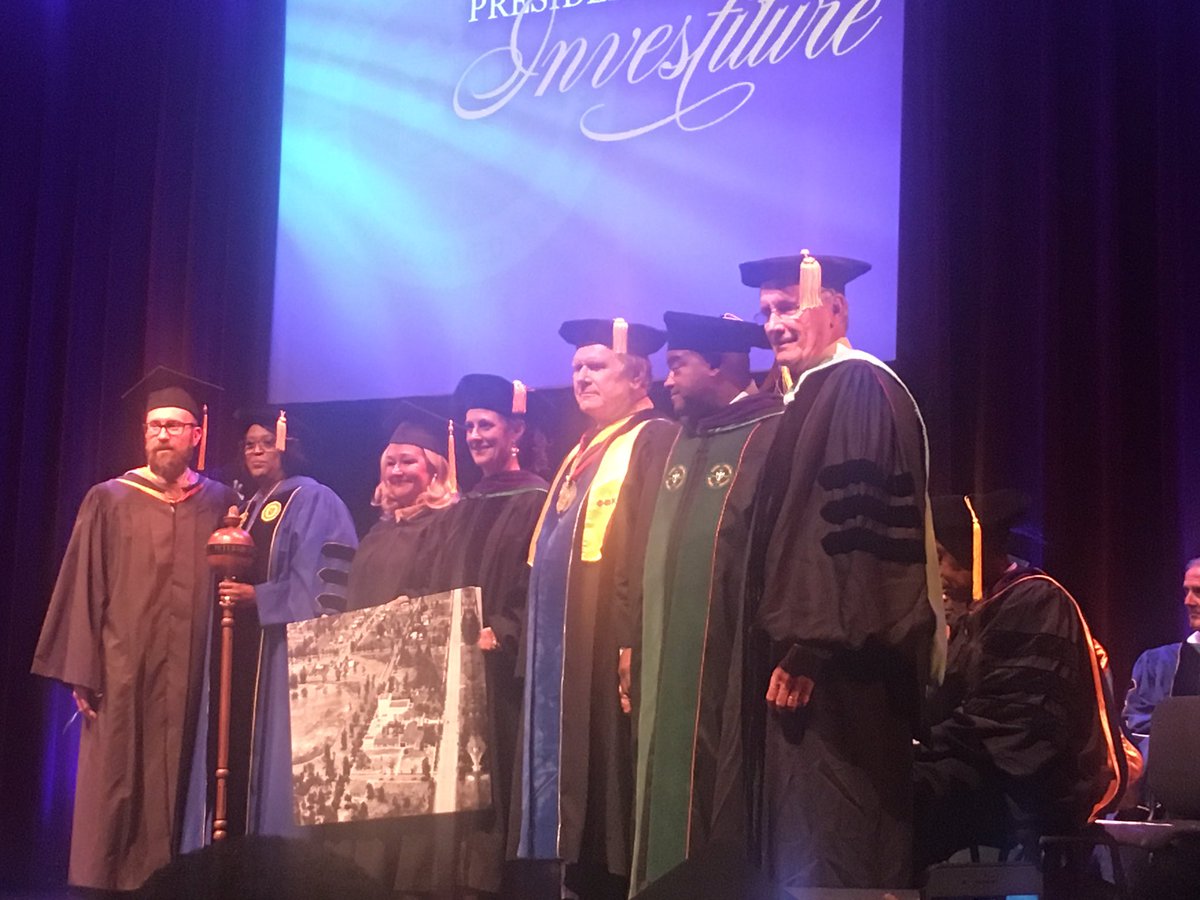 JenniferHaber2's tweet photo. Happy Investiture, Dr. Williams. @spcnews #spcollege #getreadyspc https://t.co/NtO0jfbi67