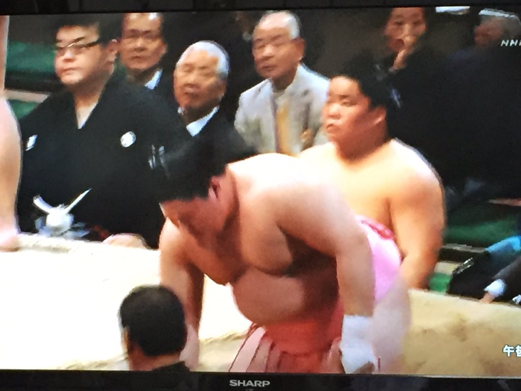 nabeakio's tweet photo. #殺伐としたTLに珍取組を流す
土俵下に転落した拍子に、審判長の若嶋津さんの草履を掴んでしまい、丁寧にお返しする宇良くん。 https://t.co/61z4edTrQ6