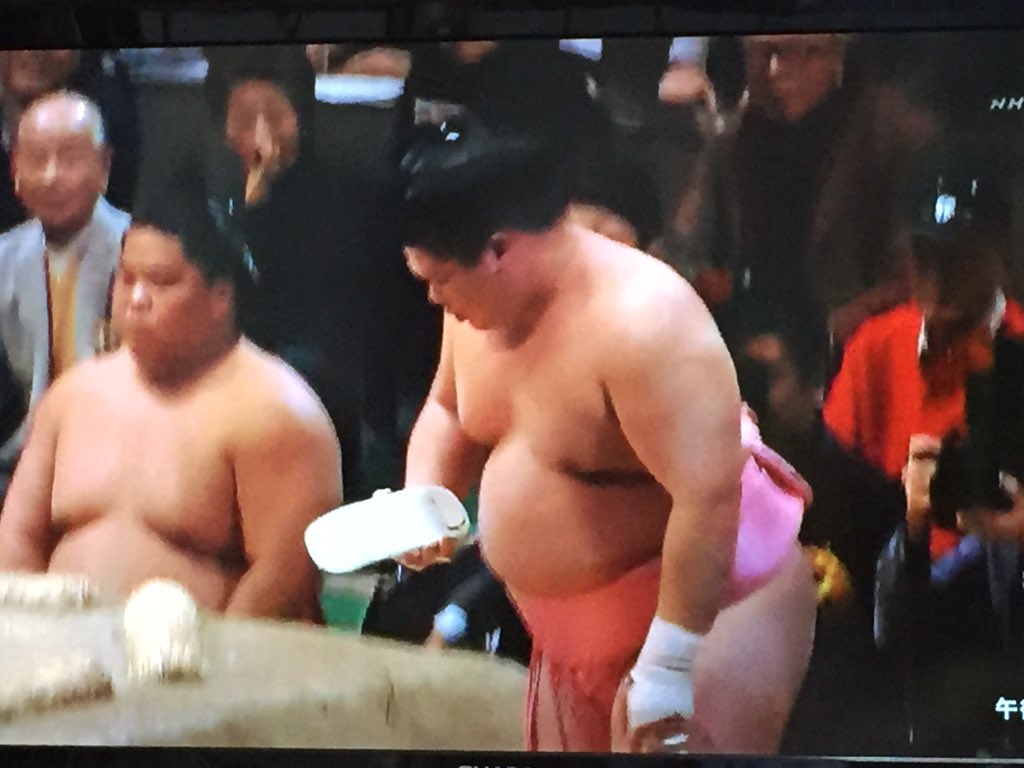 nabeakio's tweet photo. #殺伐としたTLに珍取組を流す
土俵下に転落した拍子に、審判長の若嶋津さんの草履を掴んでしまい、丁寧にお返しする宇良くん。 https://t.co/61z4edTrQ6