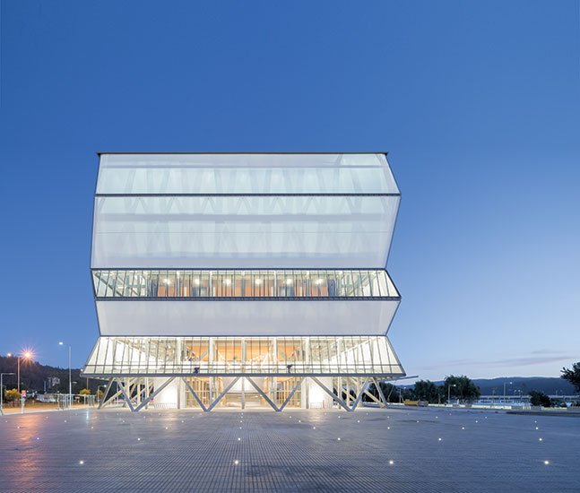 ArchRecord's tweet photo. Smiljan Radic's newest theater in Chile is enclosed in a Teflon-coated fiberglass, giving the building a tentlike appearance: https://t.co/ucHig2XUpM https://t.co/BOFYkEY6NZ