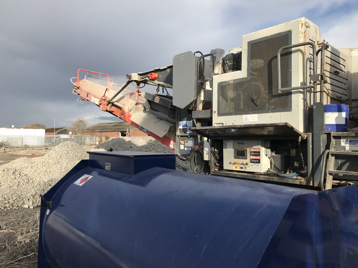 findmymachine1's tweet photo. For Sale  Sandvik QJ341 Jaw Crusher ; Year 2012 ; This machine has  recently had brand new jaws fitted which have only done 100hrs crushing brick material.
Total running hours : 7500 
#sandvik #qj341 #jawcrusher #findmymachine https://t.co/8zxPNIZdrR