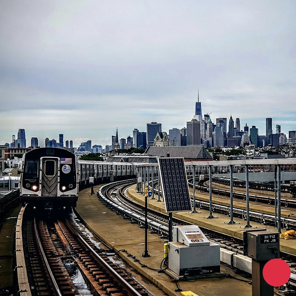 DonBiuls's tweet photo. Tren G @MTA #NYC en la estacion #Smith en #Brooklyn . Al fondo la silueta de #manhattan. #urbex photography . Coleccion Instagram : xr20k #builes . https://t.co/LI8ZTjL0S2