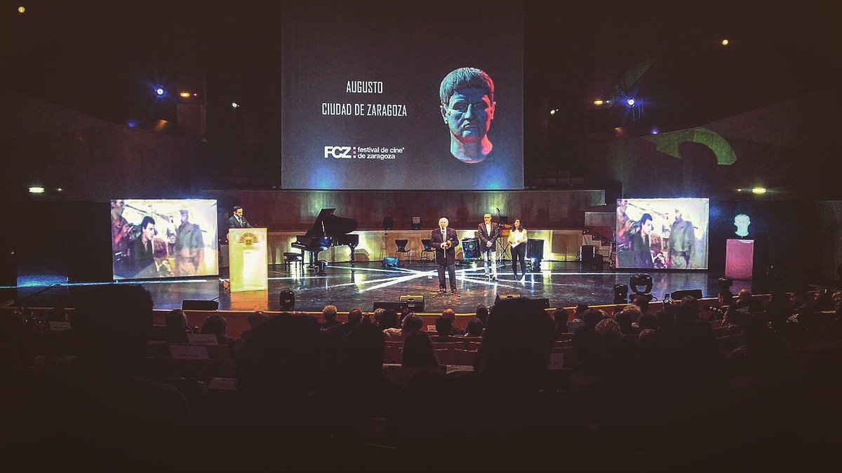 FescineZaragoza's tweet photo. Instantánea de nuestra gala de clausura del #FCZ22
Donde vemos al ilustre Álvaro de Luna recogiendo su Augusto "Ciudad de Zaragoza" con el cual hemos querido reconocer toda una vida de excelente trabajo.
#Cine #festival #Zaragoza #galaclausura #cultura #ganasdemás https://t.co/ksgzuPcRBf