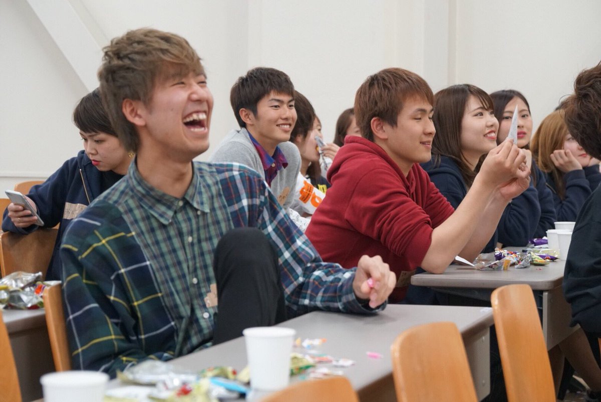 violation_baske's tweet photo. violation1発目行事のお花見でしたがあいにくの雨で今回初の教室を借りてお花見っぽくしました🌸！
大大大大大成功！✨
みんなで楽しくゲームして最高に盛り上がりました💗
まだまだviolationイベント行うので興味のある方はぜひ見に来て下さいね！！！💗🏀
みんな大好き！ https://t.co/OaHKQ1yKRg