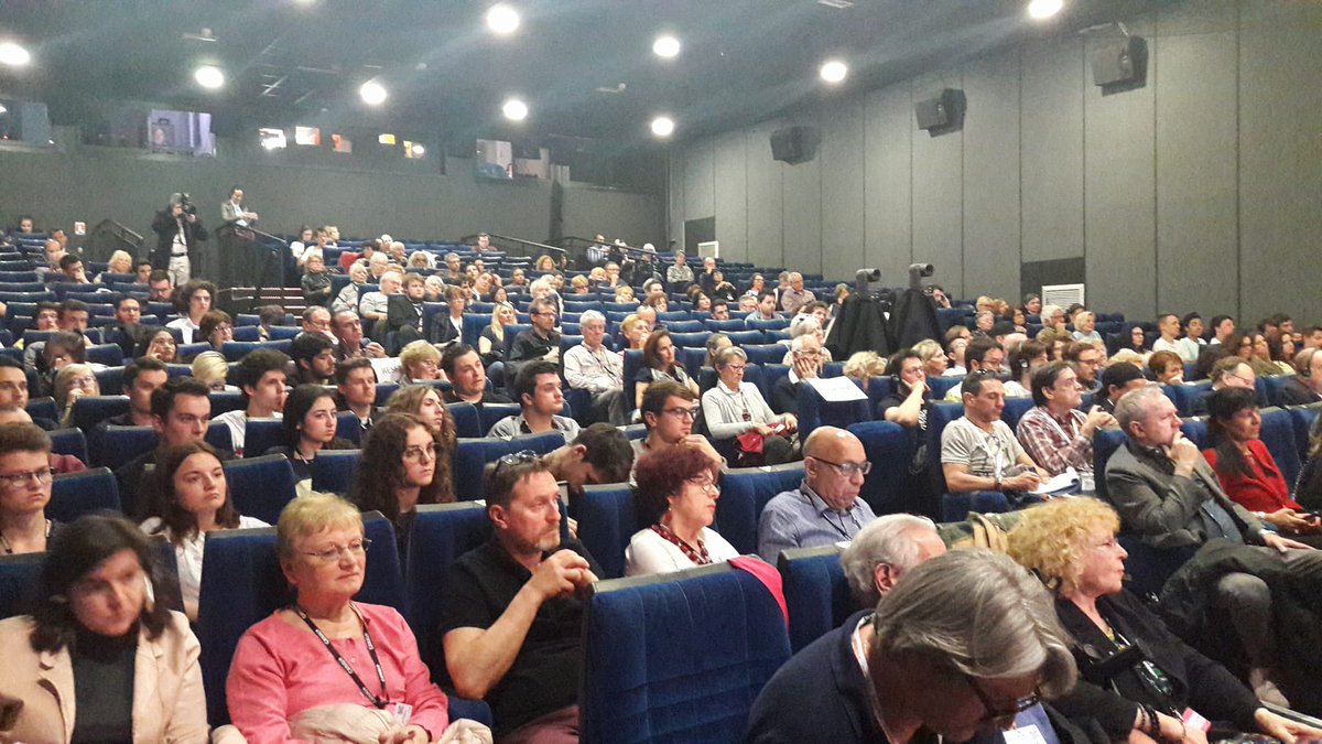 Cannes_Cinema's tweet photo. Salle pleine pour la #masterclass du célèbre réalisateur @Jeanjacquesannaud, qui vient présenter sa série #LaVéritésurlAffaireHarryQuébert, adaptée du roman de @JoelDicker. #CANNESERIESAddict #jour3 @CANNESERIES @villecannes @regionpaca @Bristol__TV https://t.co/Largeriy1A