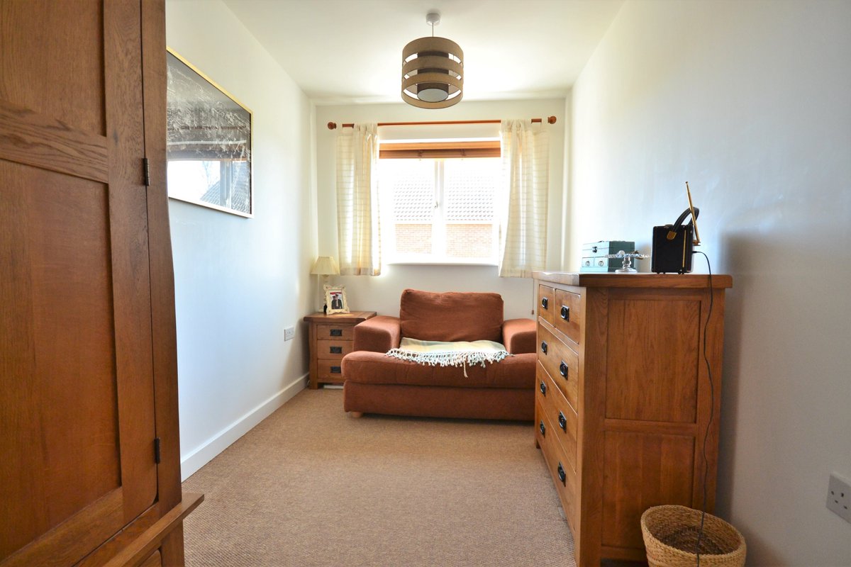 New Listing: Bridge Place, Kings Lynn

£124,995

A modern, bright and spacious two bedroom apartment on the first floor of a purpose built development. 
To view all of our properties follow the link rightmove.co.uk/property-for-s…