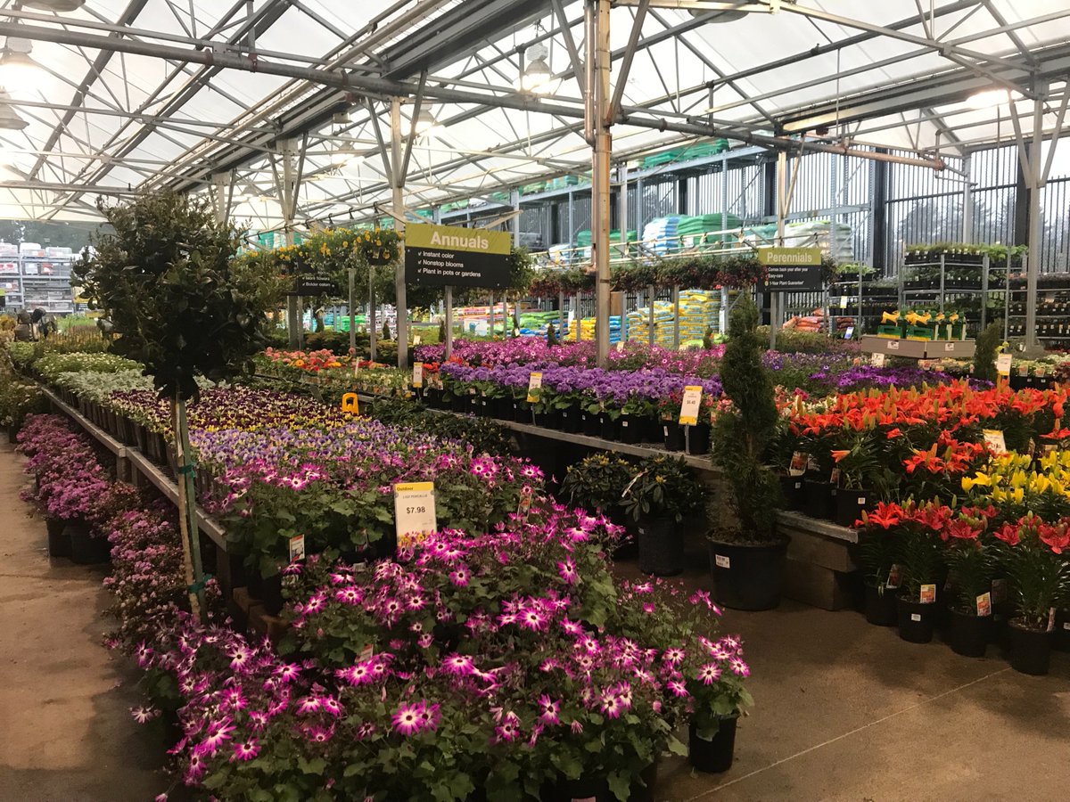 THDPNWPride's tweet image. Meet Shari and Matt from Team Aurora! Thanks for kicking off our D19 Garden Gold Cup with your engagement around Live Goods and eGo mower! 🏆#PNWSBF