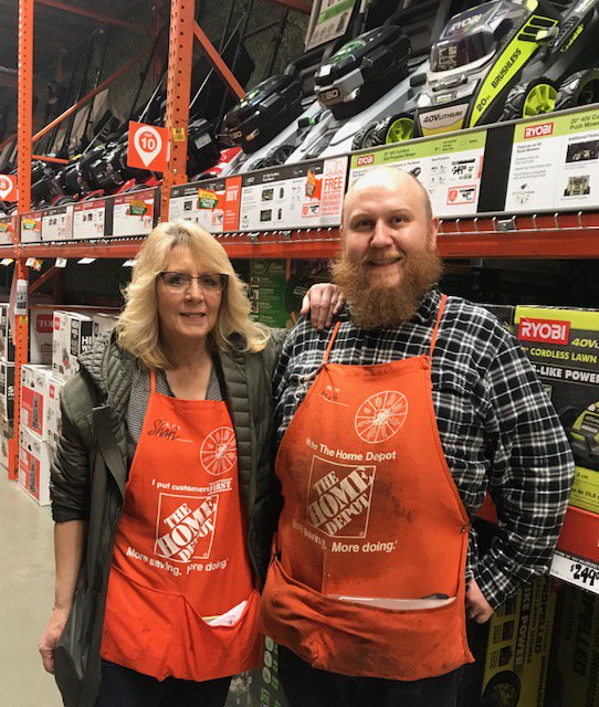 THDPNWPride's tweet image. Meet Shari and Matt from Team Aurora! Thanks for kicking off our D19 Garden Gold Cup with your engagement around Live Goods and eGo mower! 🏆#PNWSBF