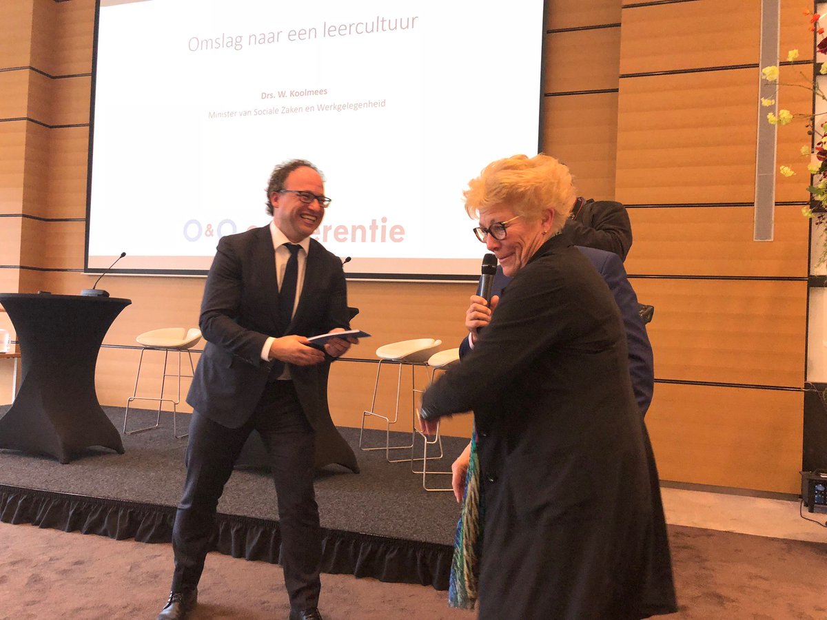 OenO organisaties nodigen politiek en overheid uit #levenlangontwikkelen in praktijk te komen bekijken. <a href="/AdrianaStel/">Adriana Stel</a> van @STOOFonline overhandigt 1e exemplaar voucherboekje voor werkbezoeken aan minster SZW <a href="/wkoolmees/">Wouter Koolmees</a> #oenoconferentie
