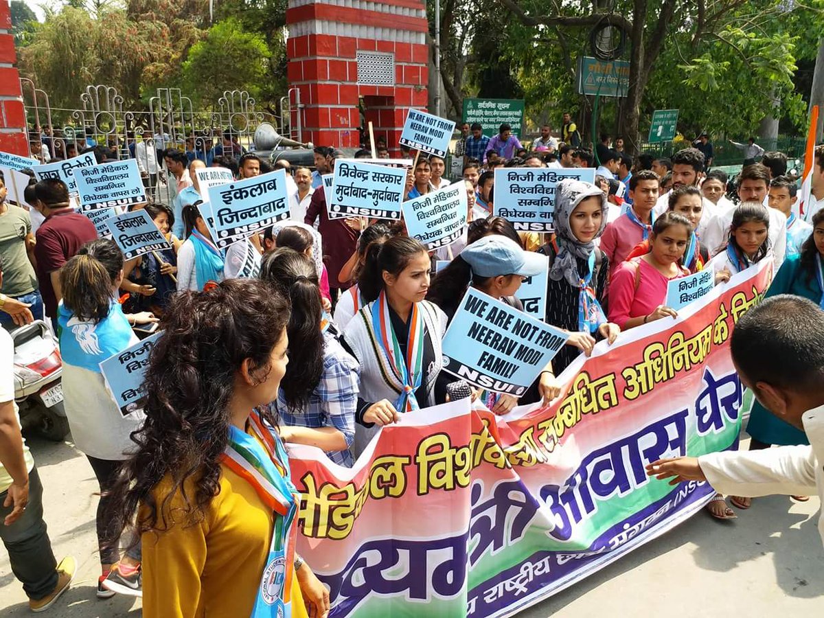 MandysahuINC's tweet photo. आज #देहरादून में निजी मेडिकल विश्वविद्यालय से संबंधित विधेयक की वापसी की मांग को लेकर के @NSUIUttarakhand द्वारा आयोजित विरोध प्रदर्शन में प्रदेश अध्यक्ष @pritamSpcc जी एवं छात्र-छात्राओं के साथ राज्य सरकार द्वारा लिए गए निर्णय पर अपना विरोध जताया
https://t.co/dG5rzbBNvm