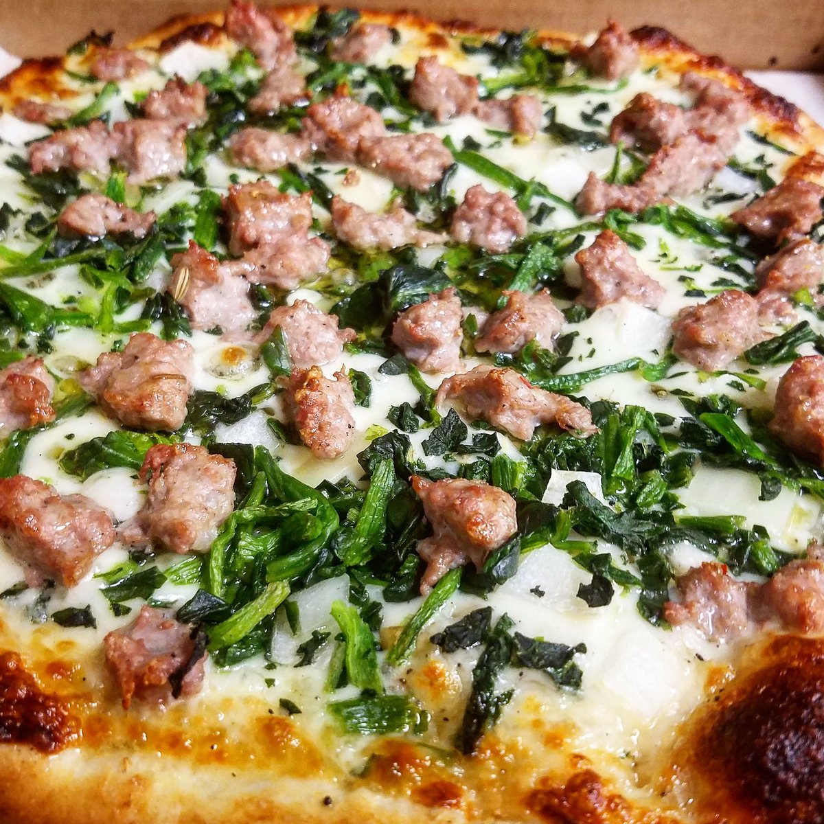 DeLindasP's tweet photo. #delindas #garlicpizza #sausage #spinach #delish #goodeats #getsome https://t.co/SLv3n7k4Mf